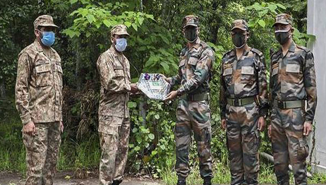 మిఠాయిలు పంచుకొన్న భారత్, పాక్ సైనికులు