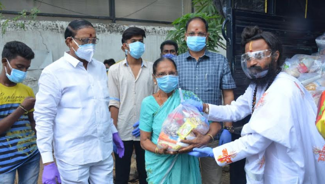 ఆథ్యాత్మిక వేత్త దేవిశ్రీ గురూజీ తెలుగు సినీ కార్మికులకు నిత్యావసర సరుకులు పంపిణి