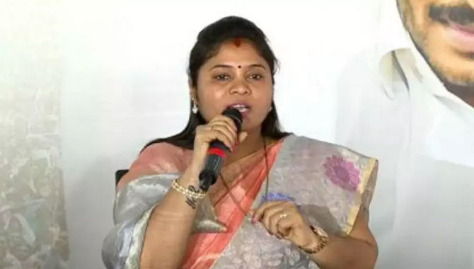 డిప్యూటీ సీఎం పుష్ప శ్రీవాణి ఎస్టీనే