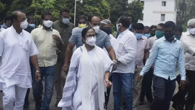 సీబీఐ కార్యాలయం ఎదుట మమత ధర్న