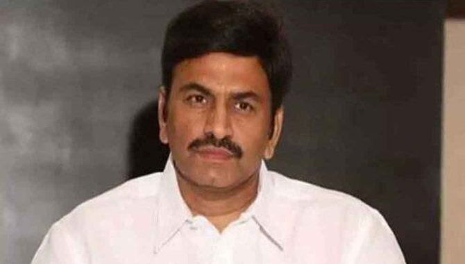 లోక్‍సభ స్పీకర్ తో భేటీ అయిన… రాఘురామ కుటుంబ సభ్యులు
