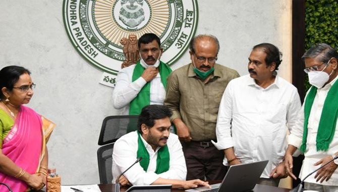 పంట నష్టపోయిన సీజన్ లోనే పరిహారం : సీఎం జగన్