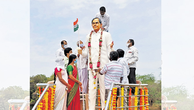 సీఎం కేసీఆర్ విగ్రహం ఆవిష్కరణ..