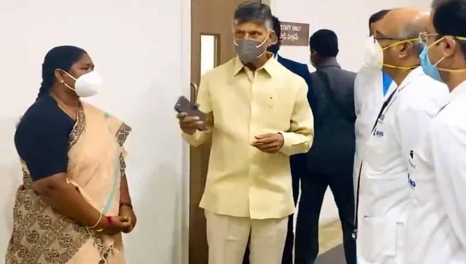 సీతక్క తల్లిని పరామర్శించిన చంద్రబాబు