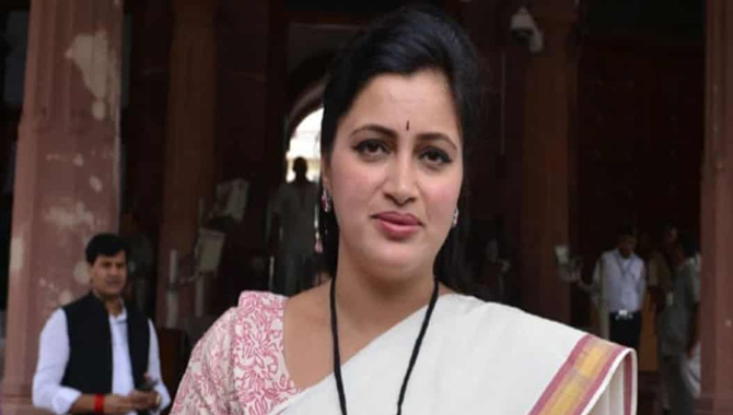 ఎంపీ నవనీత్ కౌర్ కు… బాంబే హైకోర్టు షాక్