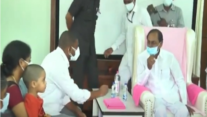 ఎమ్మెల్యే బాల్క సుమన్ ను పరామర్శించిన సీఎం కేసీఆర్