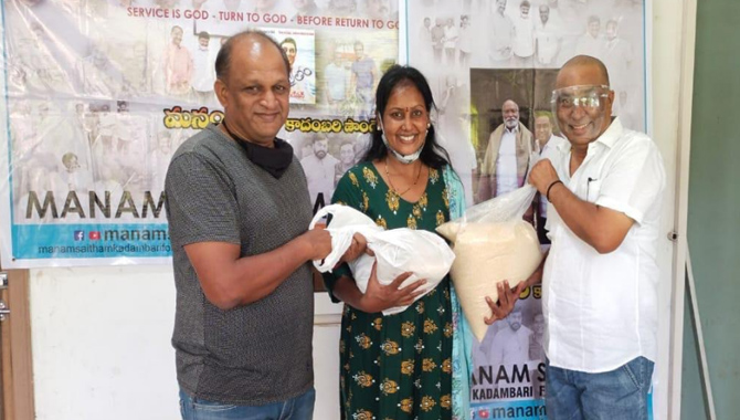 జూనియర్ ఆర్టిస్టులకు “మనం సైతం” ఆధ్వర్యంలో నిత్యావసర వస్తువుల పంపిణీ