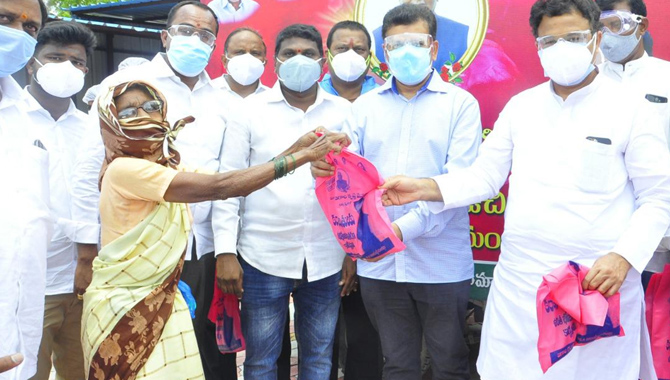 మహేష్ బిగాల ఆధ్వర్యంలో కరోన భాదితులకు ఉచిత భోజన వితరణ కార్యక్రమం