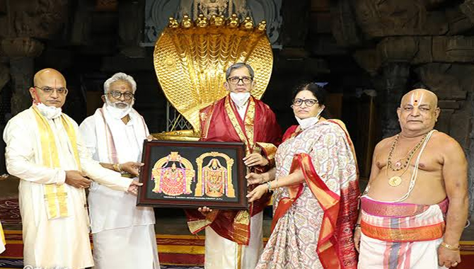 శ్రీవారిని దర్శించుకున్న జస్టిస్ ఎన్వీ రమణ దంపతులు