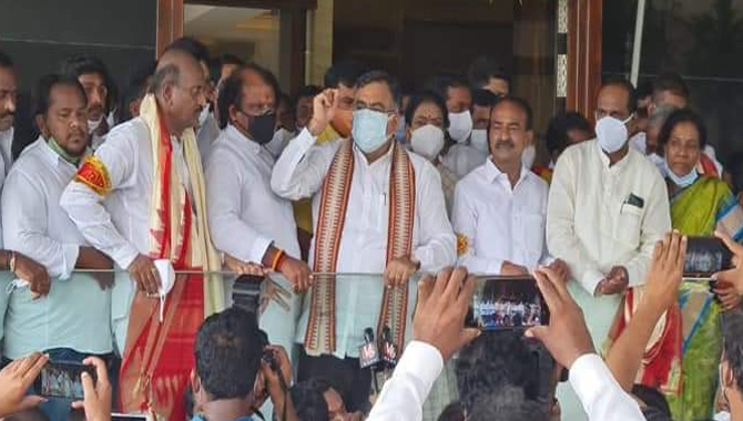 ఈటల ఇంటికి వెళ్లి మరీ ప్రశంసించిన బీజేపీ అగ్రనేతలు
