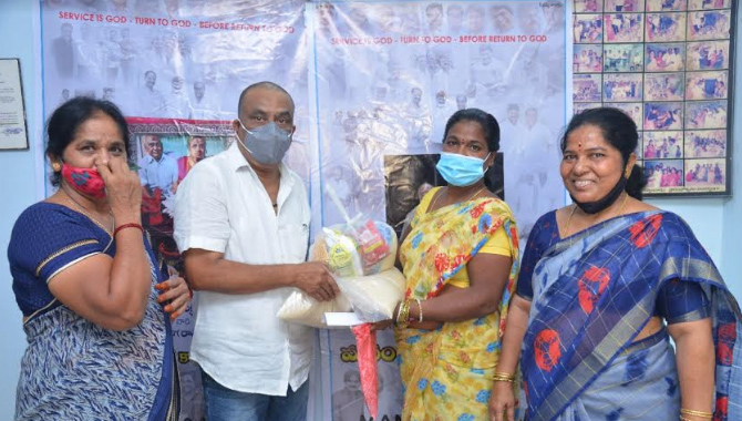 మహిళా సినీ వర్కర్స్ కు “మనం సైతం” కాదంబరి కిరణ్ సాయం