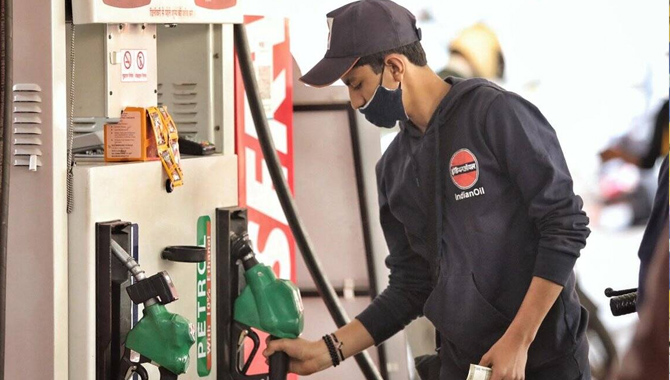 తెలంగాణలోనూ ‘సెంచరీ‘ కొట్టిన పెట్రో ధర