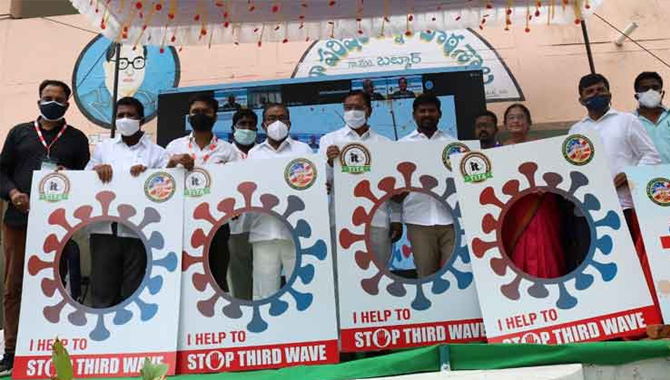 కరోనాపై పల్లేసీమల్లో  ఎన్నారైల సేవలు… మంత్రి సింగిరెడ్డి