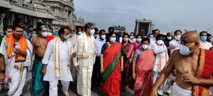 యాదాద్రిని దర్శించుకున్న జస్టిస్ ఎన్వీ రమణ దంపతులు