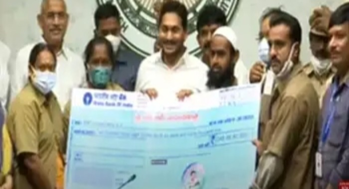 పాదయాత్రలో ఇచ్చిన హామీని.. మూడోసారీ అమలు చేసిన సీఎం జగన్