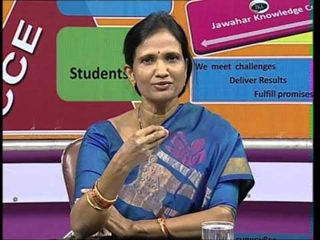 రిటైర్డ్  ఐఏఎస్ కు నాన్ బెయిలబుల్ వారెంట్