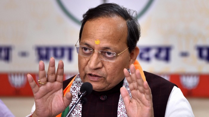 కర్నాటక సంక్షోభ సమయంలో… వింత సమాధానం ఇచ్చిన ఇన్‌చార్జీ అరుణ్ సింగ్