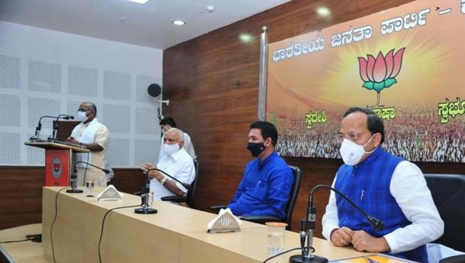 సీఎం యడియూరప్పపై విరుచుకుపడ్డ బీజేపీ ఎమ్మెల్సీ… దుమ్ము దుమారం రేపుతున్న వ్యాఖ్యలు