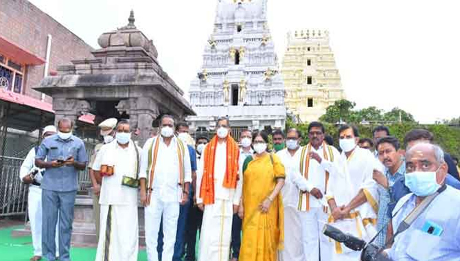 శ్రీశైలం మల్లన్న సన్నిధిలో జస్టిస్ ఎన్వీ రమణ…