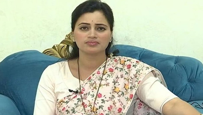 ఎంపీ నవనీత్ కౌర్ కు.. సుప్రీంలో ఊరట