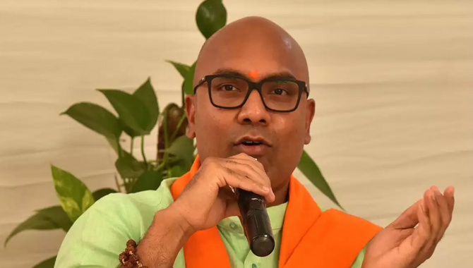 వ్యాక్సినేషన్ లో ప్రవాస భారతీయులకు… ప్రాధాన్యమివ్వండి