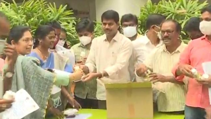 ఏపీలో సచివాలయ ఉద్యోగులకు.. ఆనందయ్య మందు