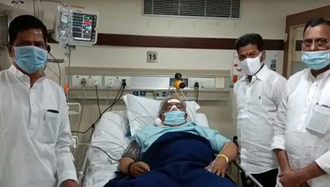 ఆస్పత్రికి వెళ్లి మరీ వీహెచ్ ను కలుసుకున్న రేవంత్ రెడ్డి