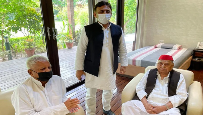 ములాయం తో భేటీ అయిన లాలూ ప్రసాద్ యాదవ్