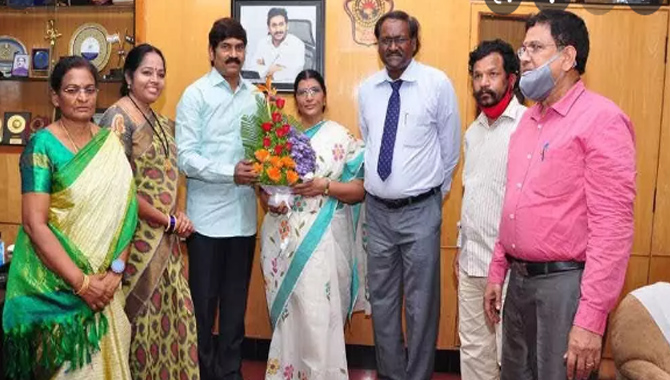 ఏయూ గౌరవ ఆచార్యులుగా లక్ష్మీపార్వతి