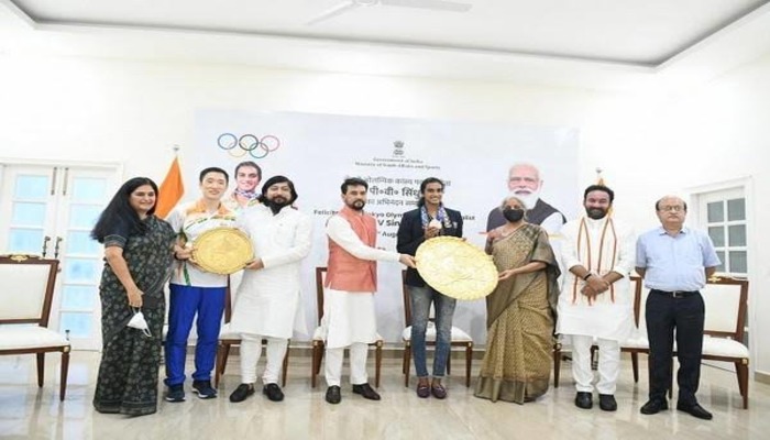 పీవీ సింధును సత్కరించిన కేంద్ర మంత్రులు