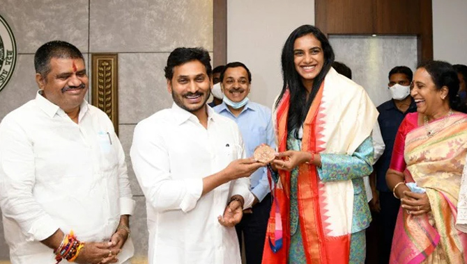 సీఎం వైఎస్ జగన్ ను  కలిసిన పీవీ సింధు