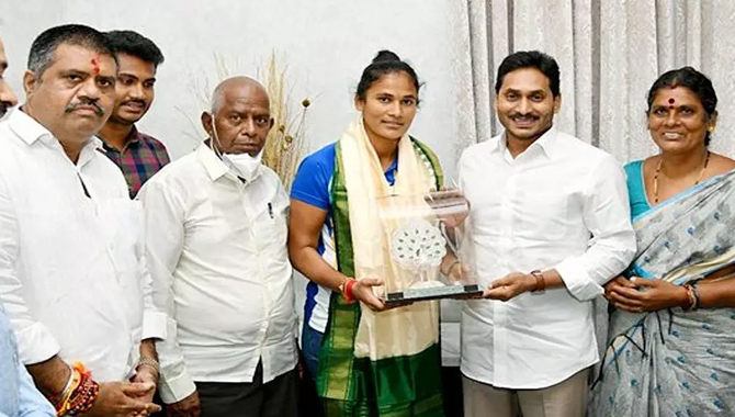 సీఎం వైఎస్ జగన్ ను కలిసిన భారత మహిళా హాకీ ప్లేయర్ రజనీ