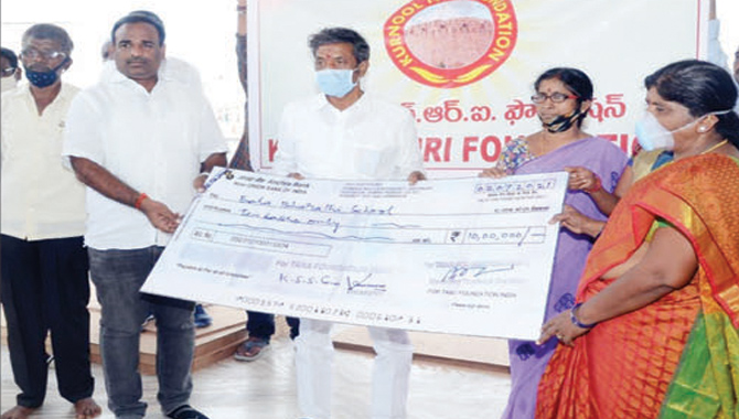 కర్నూలు జిల్లా ఎన్నారై విరాళం పాఠశాలకు 10 లక్షల సహాయం