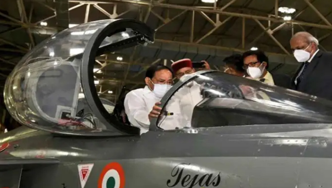 యుద్ధ విమానం ఎక్కిన ఉపరాష్ట్రపతి