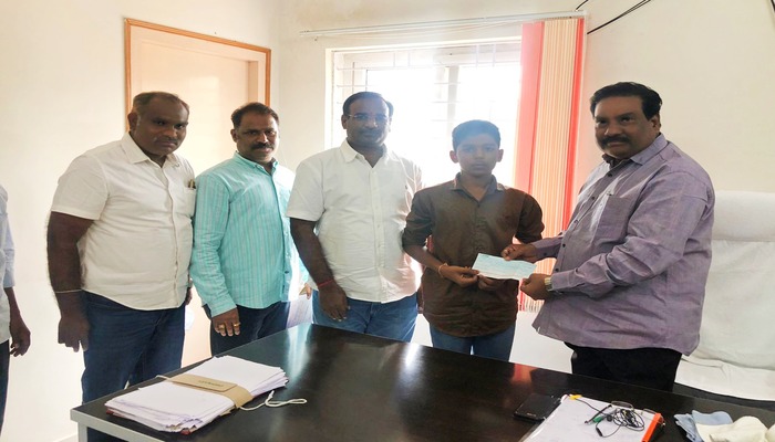 సైనిక్ స్కూల్ విద్యార్థికి కర్నూలు ఎన్.ఆర్.ఐ. ఫౌండేషన్ ఆర్థిక సహాయం.