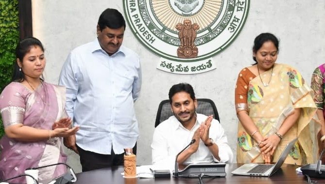 అగ్రిగోల్డ్‌లో డిపాజిట్‌ చేసి మోసపోయిన బాధితులకు నగదు చెల్లింపు