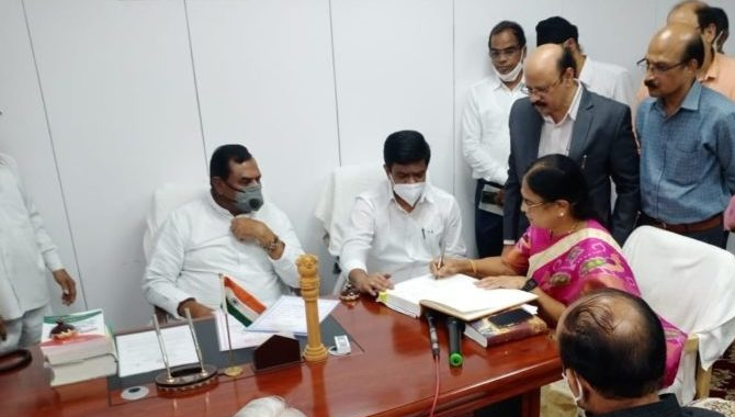 ఎమ్మెల్సీగా ప్రమాణ స్వీకారం చేసిన వాణీదేవి