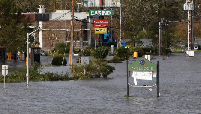 లుసియానా, మిసిసిపీ పై విరుచుకుపడ్డ హరికేన్ లుసియానా, మిసిసిపీ పై విరుచుకుపడ్డ హరికేన్