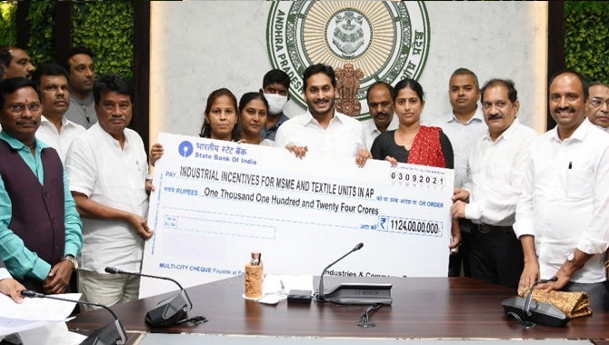 అప్పు చేసైనా అభివృద్ధి, సంక్షేమం : వైఎస్ జగన్