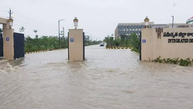 నీటిలో కలెక్టరేట్ కార్యాలయాలు