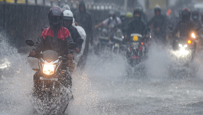 భారీ వర్షాలతో 5 జిల్లాలకు రెడ్ అలర్ట్