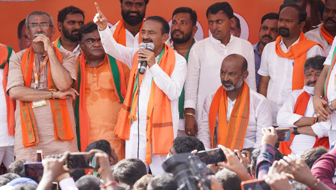 ఇక్కడ విమర్శలు చేస్తున్న కేసీఆర్.. అక్కడ వంగి వంగి దండాలు