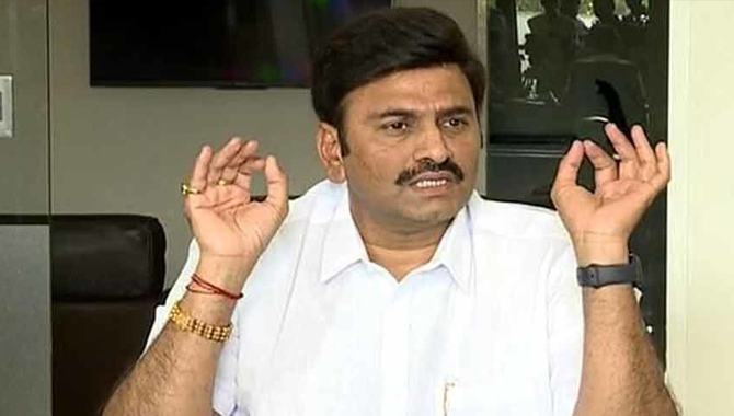 నవరత్నాల్లో ఏ రత్నం ఎప్పుడు ఊడుతుందో తెలీదు