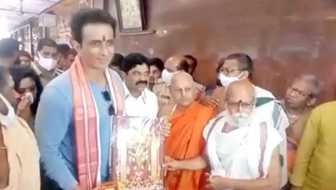 విజయవాడ దుర్గమ్మను దర్శించుకున్న నటుడు సోనూసూద్