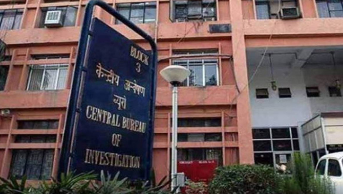 రిటైర్డ్  ఐఏఎస్‌లకు నాన్ బెయిలబుల్ వారెంట్