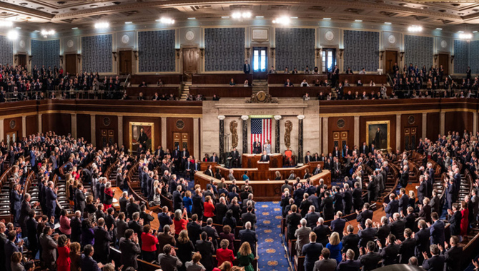 యూఎస్ హౌస్ లో కీలక బిల్లు.. డ్రీమర్స్ కు పౌరసత్వం!