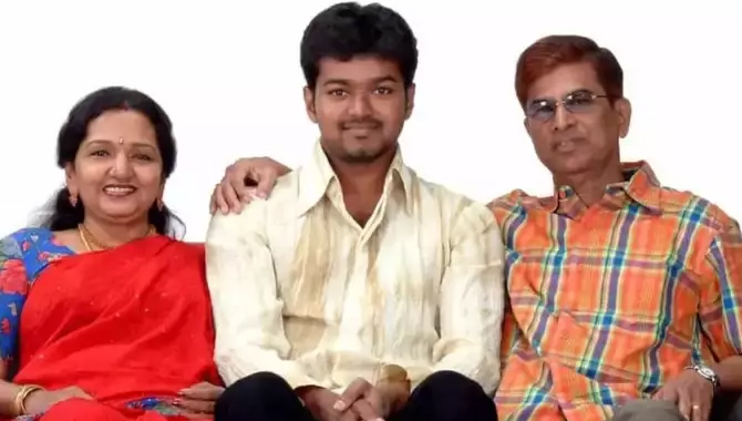 తండ్రి గిండ్రి జాన్తా నై! అంటూ…. త‌ల్లిదండ్రులు స‌హా 11 మందిపై కేసు పెట్టిన ద‌ళ‌ప‌తి విజ‌య్