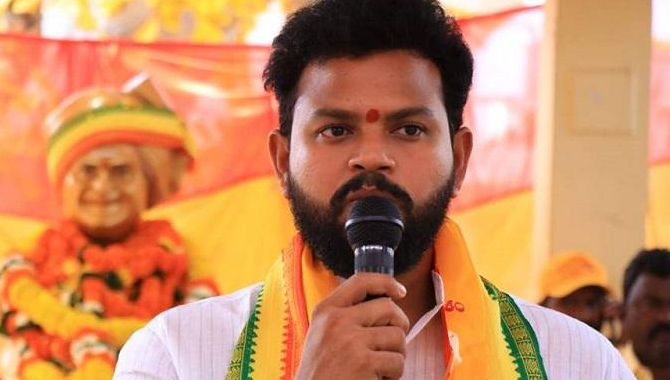 ఖాకీ డ్రెస్ వేసుకుని పబ్లిక్ కు సేవ చేయాలి..పార్టీలకు కాదు