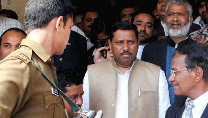 జీజేపీ ఎంపీకీ నాన్ బెయిలబుల్ వారంట్