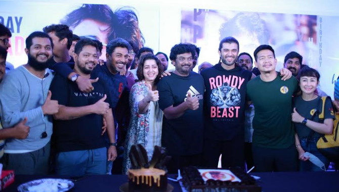 లైగ‌ర్ సెట్ లో గ్రాండ్‌గా జ‌రిగిన‌ డాషింగ్ డైరెక్ట‌ర్ పూరిజ‌గ‌న్నాధ్ బ‌ర్త్‌డే సెల‌బ్రేష‌న్స్‌